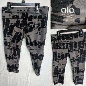 Alo yoga camo print black grey capris
